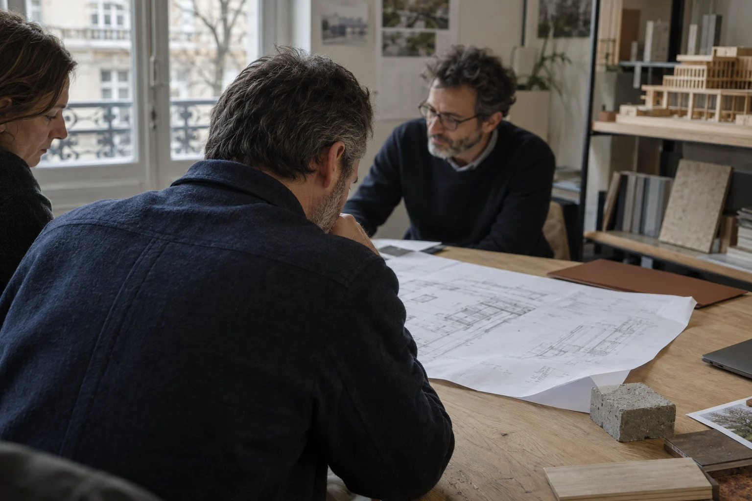 Illustration d’une revue de plans en équipe